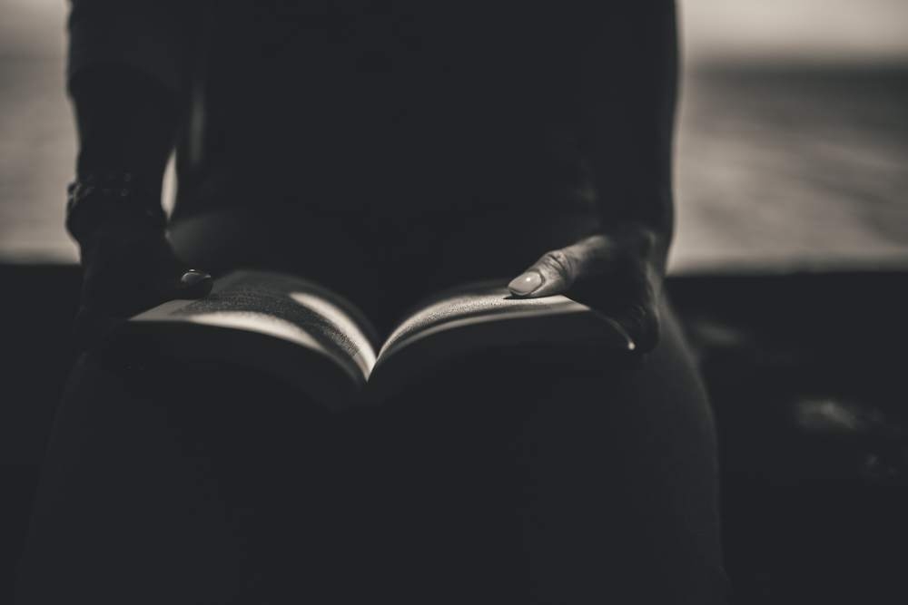 真面目に読書をする人の写真です