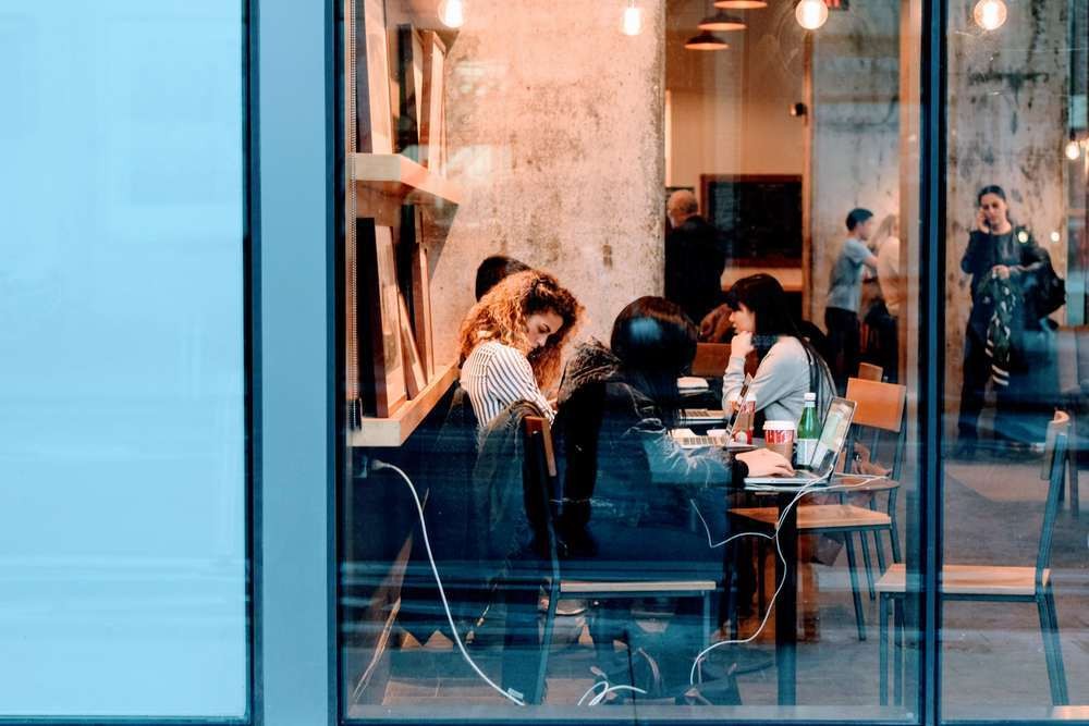 教育業界で勤める社会人にOB・OG訪問をしている写真
