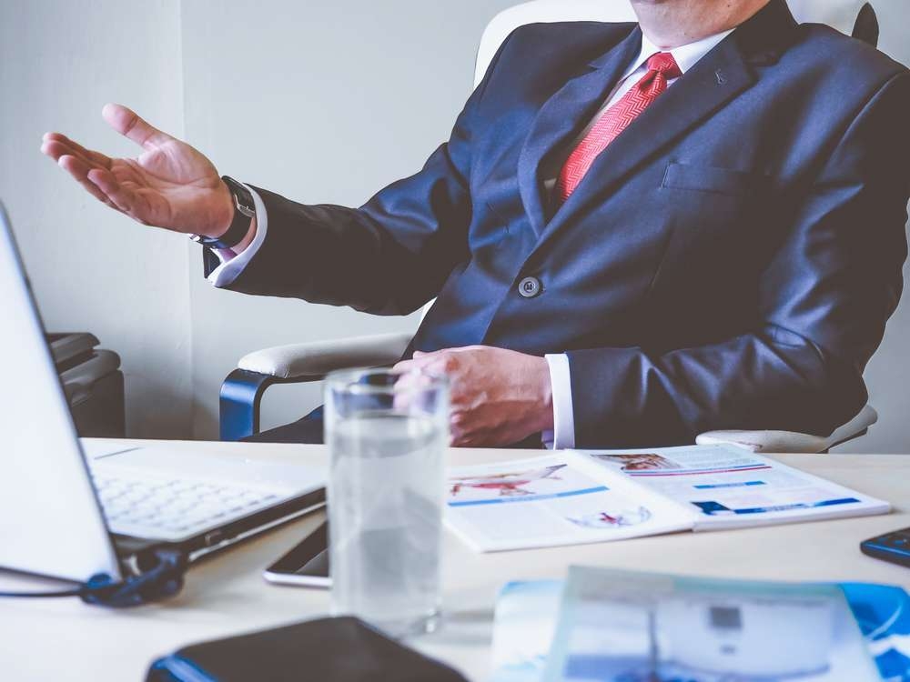 OB・OG訪問で興味のある業界の社会人に的確な質問をしている画像です。